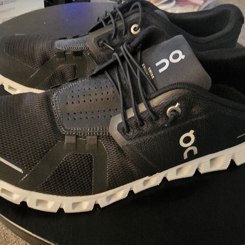 On CLOUD Running Black and White Sneakers Like New - Picture 6 of 11